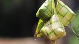 Ketupat tradisional yang dibungkus janur, simbol hati bersih dan kesederhanaan dalam perayaan Syawal