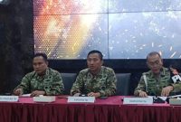 Foto: Kapuspen TNI Mayjen Aulia Dwi Nasrullah (tengah) (Rizky Adha/detikcom)
