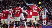 Maxence Lacroix menyundul bola dan mencetak gol untuk Crystal Palace melawan Manchester United MU di Old Trafford.