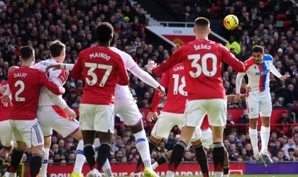 Maxence Lacroix menyundul bola dan mencetak gol untuk Crystal Palace melawan Manchester United MU di Old Trafford.
