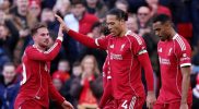aksi pemain liverpool dan west ham di lapangan saat pertandingan