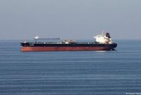 Kapal tanker berlayar di Selat Hormuz di tengah meningkatnya ketegangan antara Iran, Israel, dan Amerika Serikat.