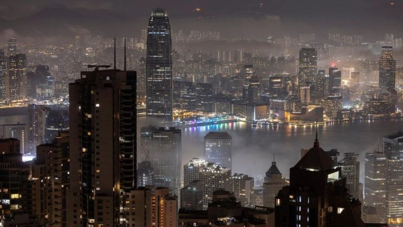 Pemandangan Pelabuhan Victoria yang diselimuti kabut laut di Hong Kong, Cina, 2 Maret 2025. (REUTERS/Tyrone Siu)