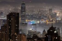 Pemandangan Pelabuhan Victoria yang diselimuti kabut laut di Hong Kong, Cina, 2 Maret 2025. (REUTERS/Tyrone Siu)