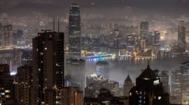 Pemandangan Pelabuhan Victoria yang diselimuti kabut laut di Hong Kong, Cina, 2 Maret 2025. (REUTERS/Tyrone Siu)