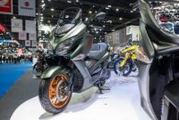 Suzuki Burgman 400 2026 hadir dengan warna baru yang kalem dan premium, memperkuat kesan elegan khas maxi-scooter.