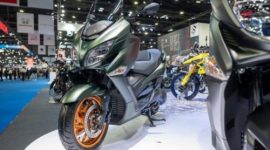 Suzuki Burgman 400 2026 hadir dengan warna baru yang kalem dan premium, memperkuat kesan elegan khas maxi-scooter.