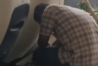 Penjaga kursi pijat di stasiun Gubeng Surabaya menangis dituduh mencuri gelang emas milik ibu-ibu (tangkapan layar)