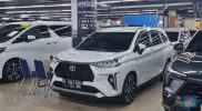 Toyota Avanza bekas generasi lama warna biru terparkir di halaman rumah