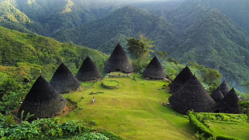 Panorama alam yang mengelilingi Desa Wae Rebo menghadirkan suasana sejuk dan alami. ( foto pexels)
