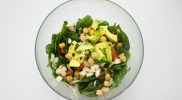 Salad sayuran dengan bayam, alpukat, dan kacang chickpea sumber protein nabati