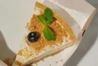 ilustrasi cheesecake slice dalam kotak (pexels.com/Nadin Sh)
