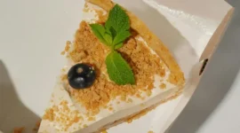 ilustrasi cheesecake slice dalam kotak (pexels.com/Nadin Sh)