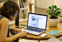 Ilustrasi pekerja menjalankan sistem kerja fleksibel atau work from anywhere (WFA) menjelang libur Lebaran 2026. (Pexels)