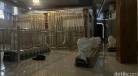 Manuskrip Al-Qur'an tulisan tangan Kiai Sholeh Ilyas berusia sekitar 170 tahun yang tersimpan di Ponpes As Sholichiyah, Kota Mojokerto.