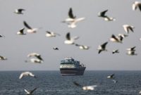 Asap tebal membumbung dari kapal tanker di Selat Hormuz usai serangan drone yang dilaporkan dilakukan oleh Iran di tengah eskalasi konflik kawasan.