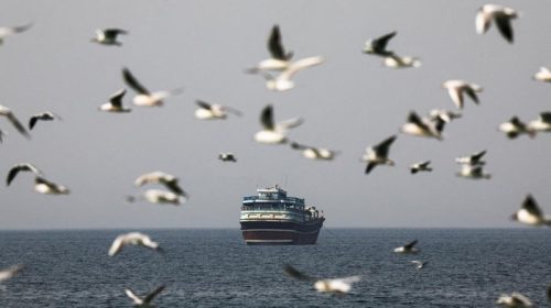 Asap tebal membumbung dari kapal tanker di Selat Hormuz usai serangan drone yang dilaporkan dilakukan oleh Iran di tengah eskalasi konflik kawasan.