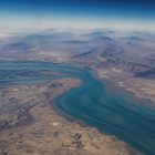 Tampak udara Selat Hormuz yang menjadi jalur utama distribusi energi dunia, menghubungkan Teluk Persia dengan perairan internasional.