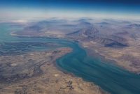 Tampak udara Selat Hormuz yang menjadi jalur utama distribusi energi dunia, menghubungkan Teluk Persia dengan perairan internasional.
