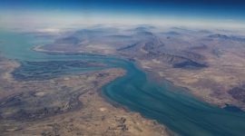 Tampak udara Selat Hormuz yang menjadi jalur utama distribusi energi dunia, menghubungkan Teluk Persia dengan perairan internasional.