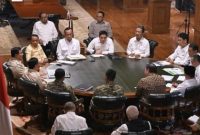 Presiden Prabowo Subianto menggelar rapat terbatas dengan sejumlah menteri di Hambalang, Bogor, untuk membahas swasembada pangan, energi, dan kesiapan Idulfitri 2026.
