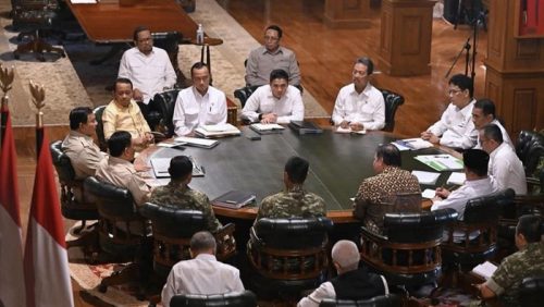 Presiden Prabowo Subianto menggelar rapat terbatas dengan sejumlah menteri di Hambalang, Bogor, untuk membahas swasembada pangan, energi, dan kesiapan Idulfitri 2026.