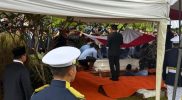 Prabowo Subianto mengiringi peti jenazah Try Sutrisno saat pemakaman di TMP Kalibata.