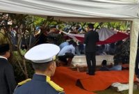 Foto: Prabowo Subianto pimpin pemakaman Try Sutrisno (Eva/detikcom)