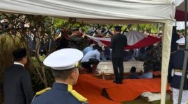 Foto: Prabowo Subianto pimpin pemakaman Try Sutrisno (Eva/detikcom)