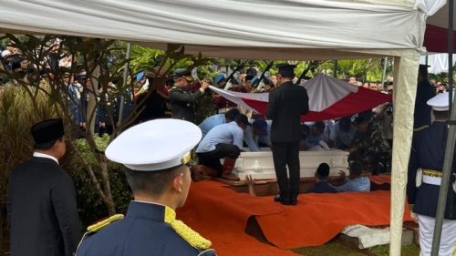 Foto: Prabowo Subianto pimpin pemakaman Try Sutrisno (Eva/detikcom)