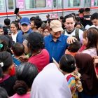 Prabowo Subianto menyapa dan berjabat tangan dengan warga saat blusukan di kawasan bantaran rel Senen, Jakarta Pusat.