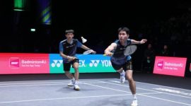 Pasangan ganda putra Indonesia Raymond Indra/Nikolaus Joaquin mengembalikan shuttlecock saat bertanding di All England 2026.