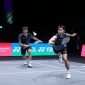 Pasangan ganda putra Indonesia Raymond Indra/Nikolaus Joaquin mengembalikan shuttlecock saat bertanding di All England 2026.