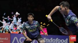 Sabar/Reza mengembalikan kok saat menghadapi Christo Popov/Toma Junior Popov pada babak 32 besar All England 2026 di Utilita Arena Birmingham, Rabu (4/3).