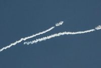 Sistem pertahanan udara mencegat rudal balistik di langit kawasan Timur Tengah, sementara pemerintah setempat melarang warga merekam dan menyebarkan video serangan.