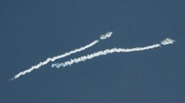 Sistem pertahanan udara mencegat rudal balistik di langit kawasan Timur Tengah, sementara pemerintah setempat melarang warga merekam dan menyebarkan video serangan.