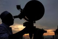 Petugas melakukan rukyatul hilal untuk menentukan awal Syawal 1447 H di tengah perbedaan potensi penetapan Idulfitri 2026