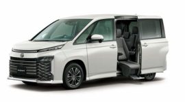Tampilan eksterior Toyota Voxy 2022 bekas yang tetap terlihat modern dan premium