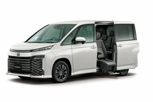 Tampilan eksterior Toyota Voxy 2022 bekas yang tetap terlihat modern dan premium