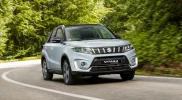 Tampilan eksterior Suzuki Vitara Turbo Hybrid 2026 warna dual-tone dengan atap hitam.