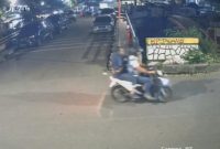 Tangkapan layar CCTV menunjukkan dugaan pelaku penyiraman air keras terhadap aktivis KontraS di Jakarta Pusat, Kamis (12/3/2026) pukul 23.37 WIB. (foto ist)