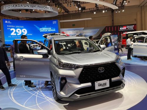 Toyota menawarkan Veloz Hybrid dengan harga promo Rp 303 juta dan skema kredit cicilan mulai Rp 1 jutaan per bulan dengan uang muka besar.