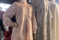 Koleksi baju kurung dari Toko Millenial menonjolkan bordir vertikal yang membuat siluet lebih jenjang.( foto Detik.com)