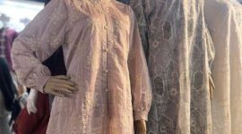 Koleksi baju kurung dari Toko Millenial menonjolkan bordir vertikal yang membuat siluet lebih jenjang.( foto Detik.com)