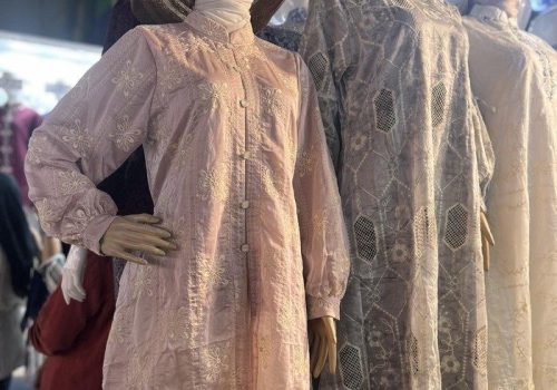 Koleksi baju kurung dari Toko Millenial menonjolkan bordir vertikal yang membuat siluet lebih jenjang.( foto Detik.com)