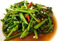 Tumis kangkung belacan siap disajikan, hijau segar dengan aroma terasi yang gurih pedas khas Malaysia.