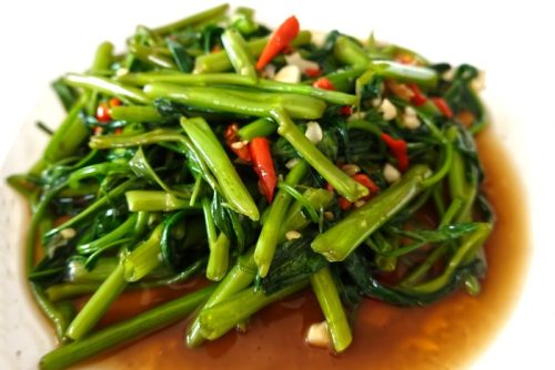 Tumis kangkung belacan siap disajikan, hijau segar dengan aroma terasi yang gurih pedas khas Malaysia.