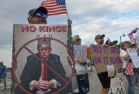 Pendukung Donald Trump dan demonstran bentrok di Florida.