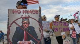 Pendukung Donald Trump dan demonstran bentrok di Florida.
