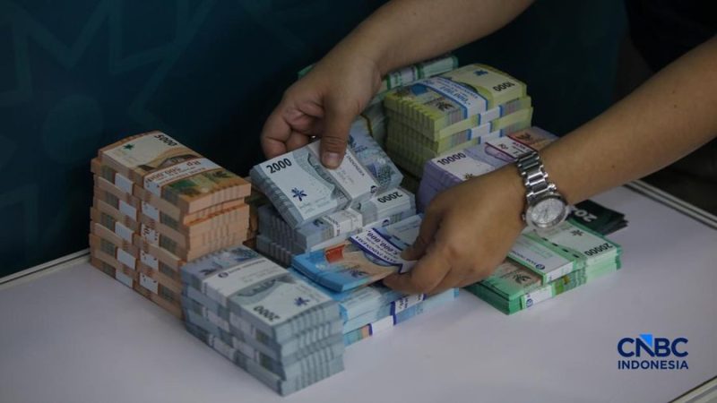 Sejumlah uang rupiah emisi lama yang sudah tidak berlaku namun masih bisa ditukarkan di Bank Indonesia dalam batas waktu tertentu